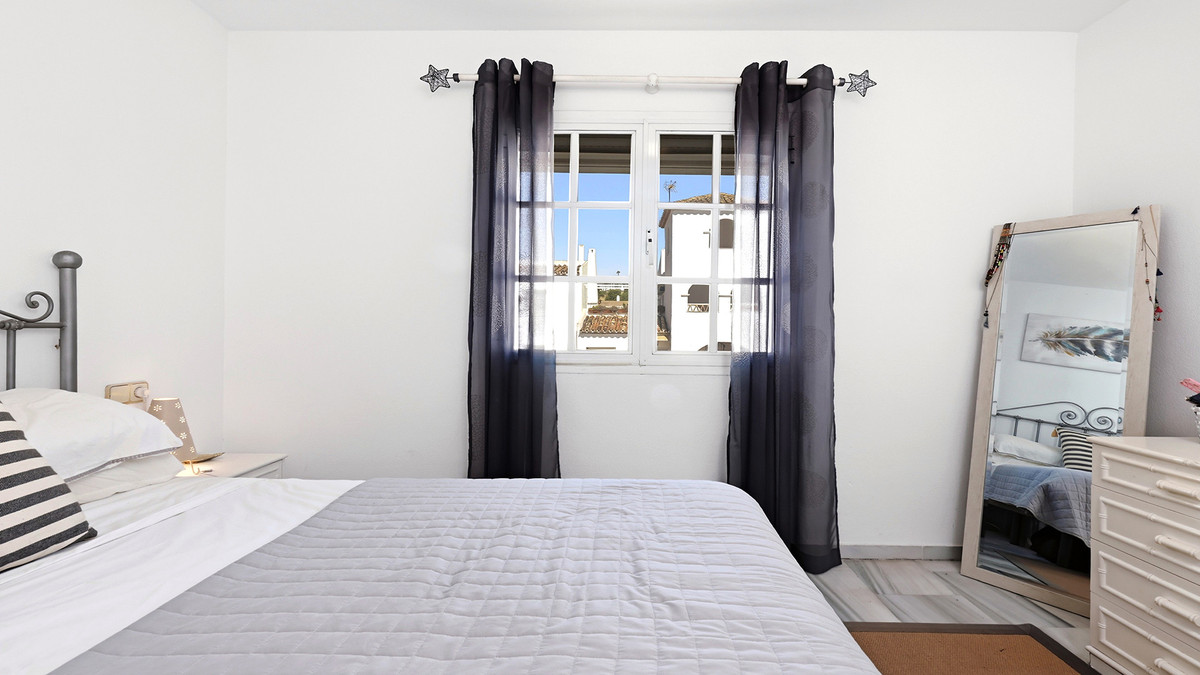2 Bed Apartment for sale in La Duquesa Costa Del Sol, Málaga, Spain
