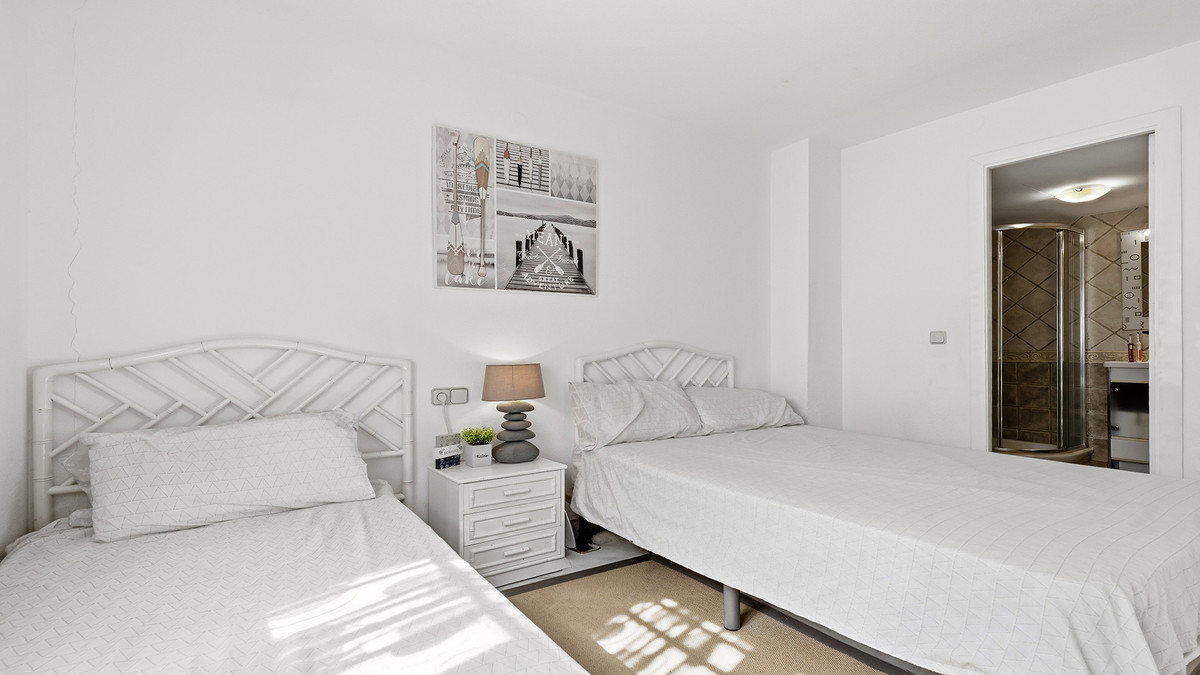 2 Bed Apartment for sale in La Duquesa Costa Del Sol, Málaga, Spain