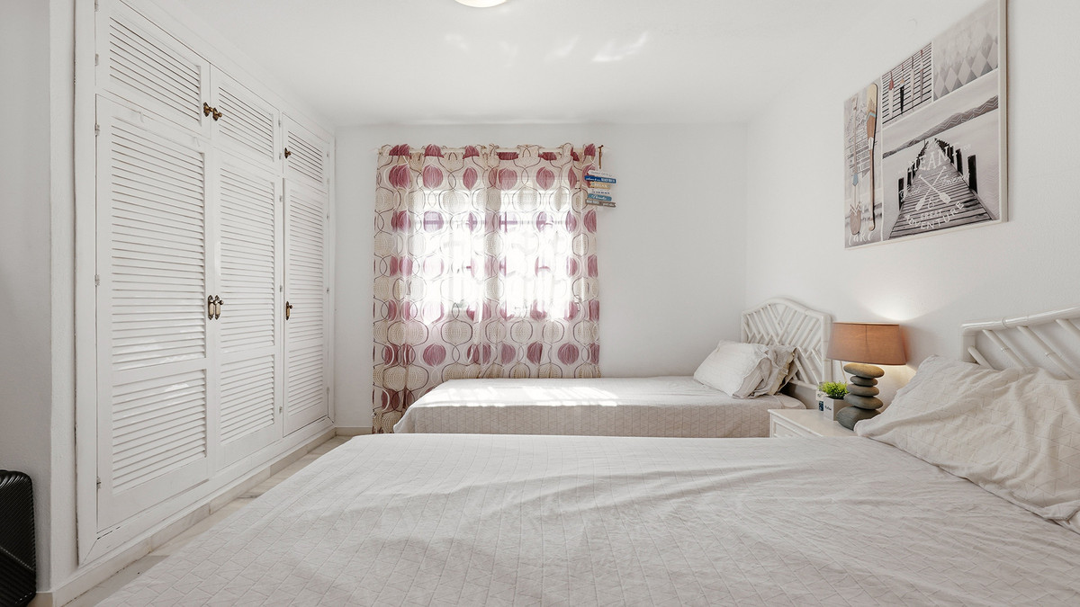 2 Bed Apartment for sale in La Duquesa Costa Del Sol, Málaga, Spain