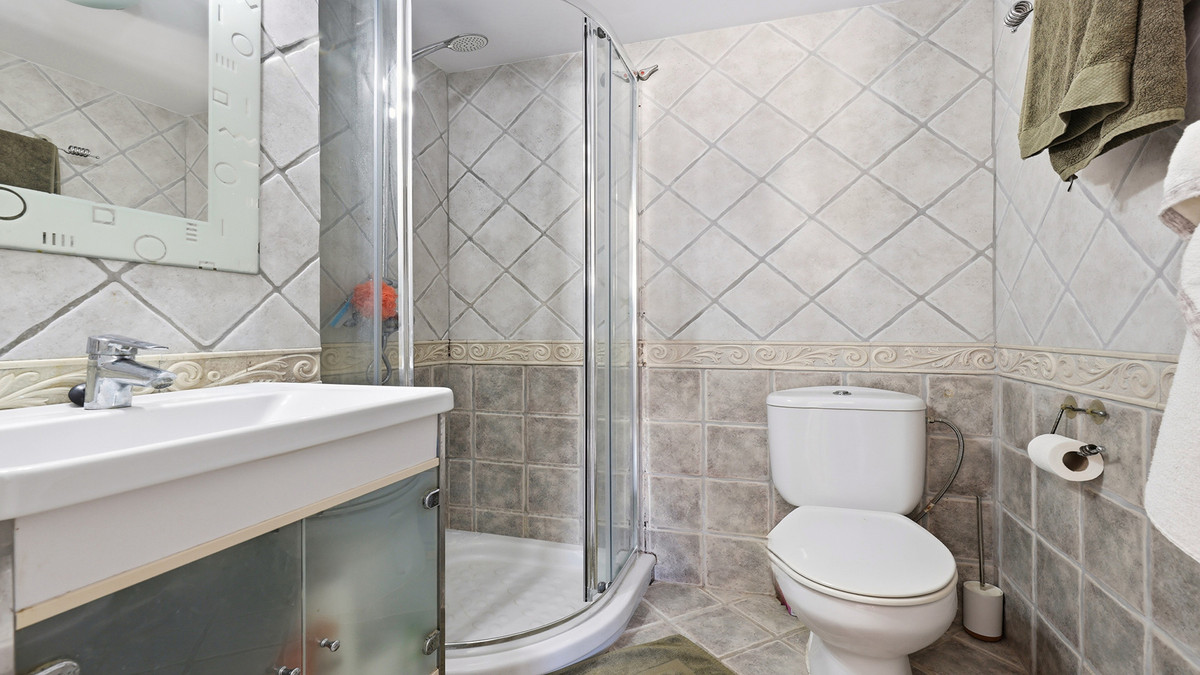 2 Bed Apartment for sale in La Duquesa Costa Del Sol, Málaga, Spain