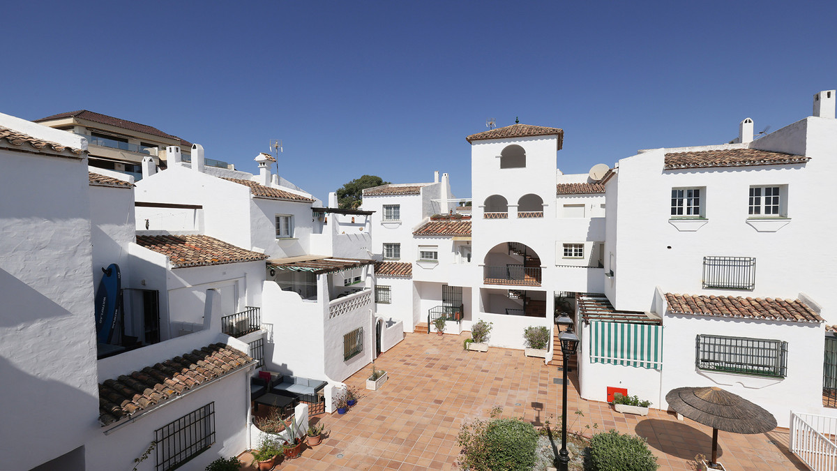 2 Bed Apartment for sale in La Duquesa Costa Del Sol, Málaga, Spain