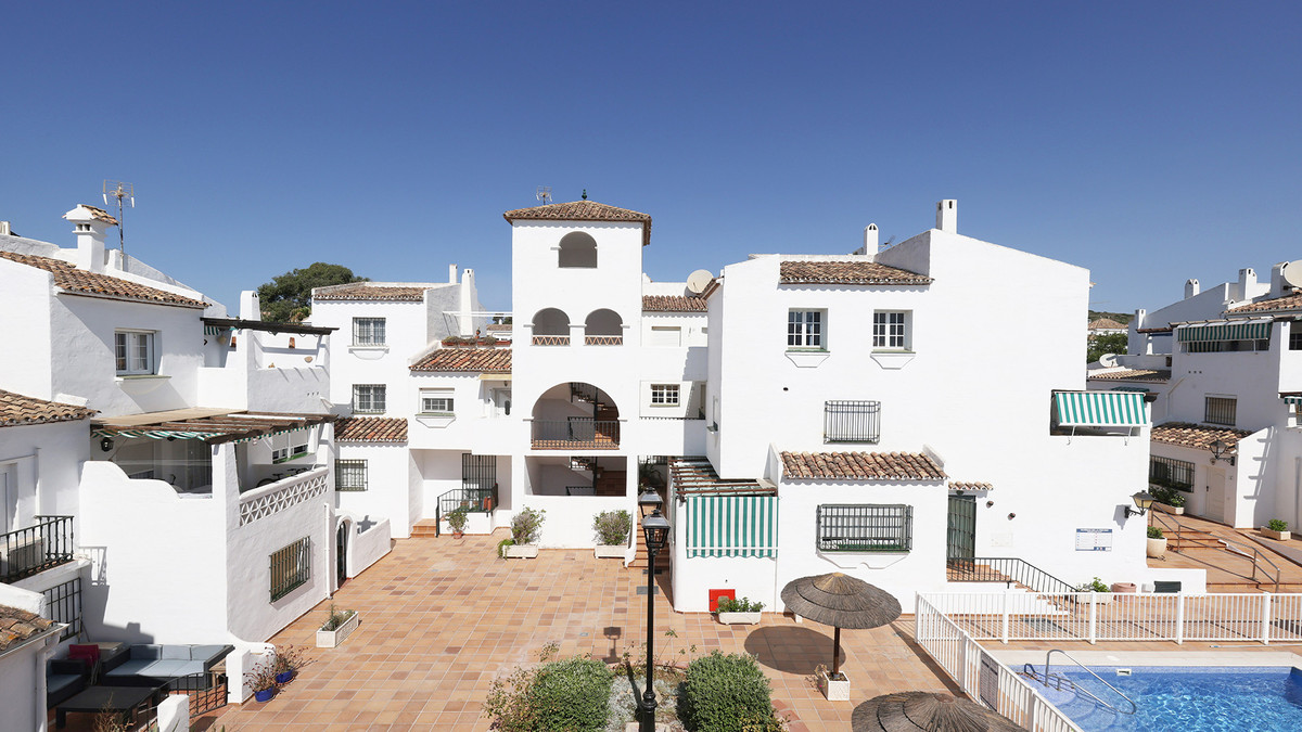 2 Bed Apartment for sale in La Duquesa Costa Del Sol, Málaga, Spain