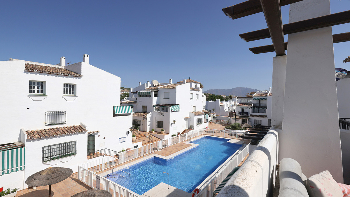 2 Bed Apartment for sale in La Duquesa Costa Del Sol, Málaga, Spain