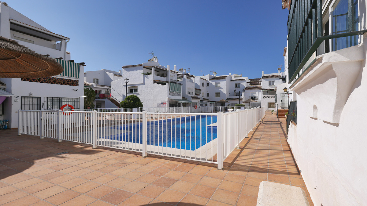 2 Bed Apartment for sale in La Duquesa Costa Del Sol, Málaga, Spain
