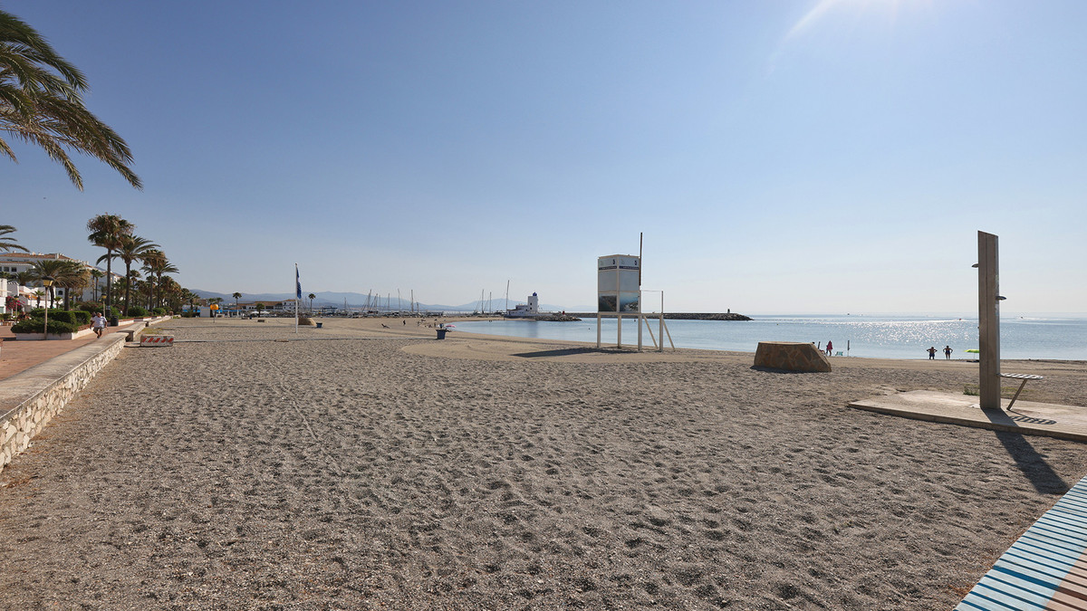 2 Bed Apartment for sale in La Duquesa Costa Del Sol, Málaga, Spain