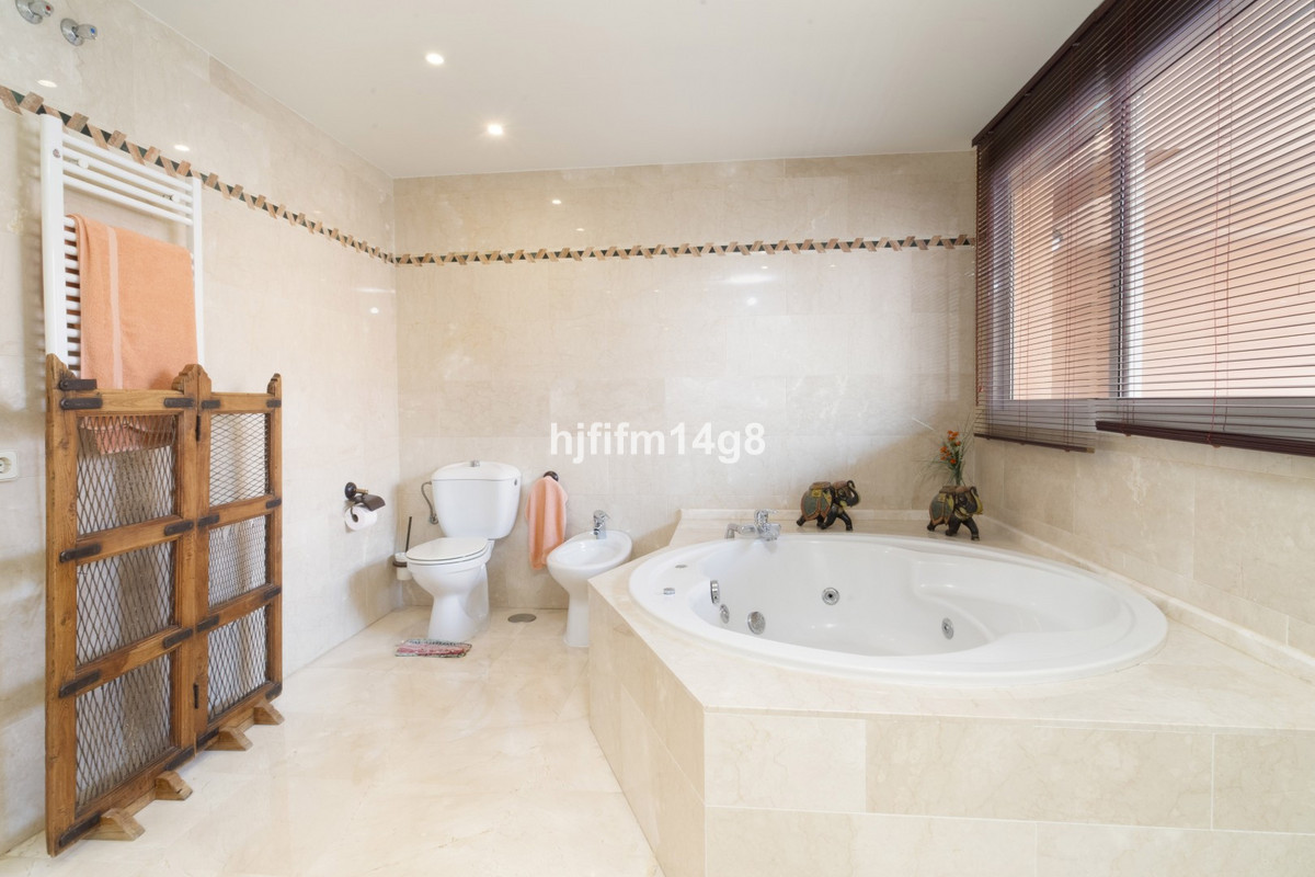 4 Bed Apartment for sale in Nueva Andalucía Costa Del Sol, Málaga, Spain
