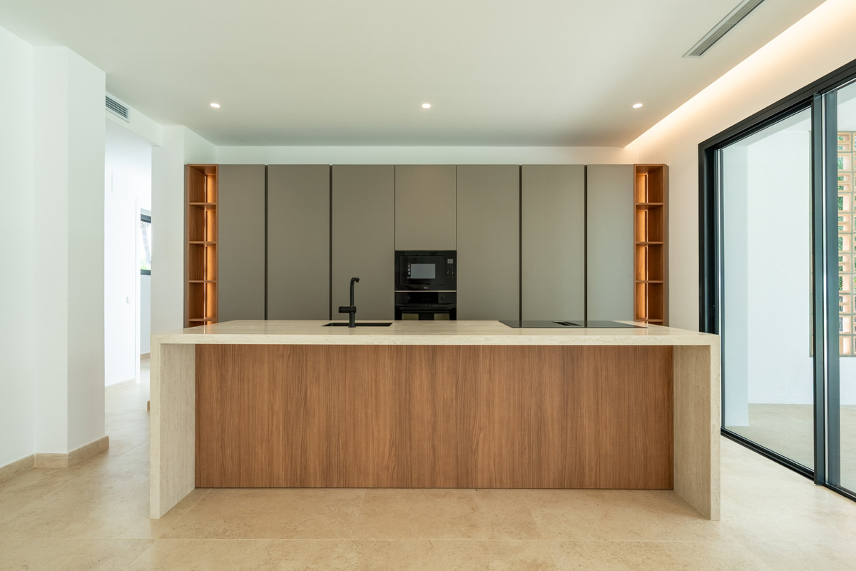 Se vende Villa - Chalet de 6 dormitorios en Costa Del Sol, Cadiz, España