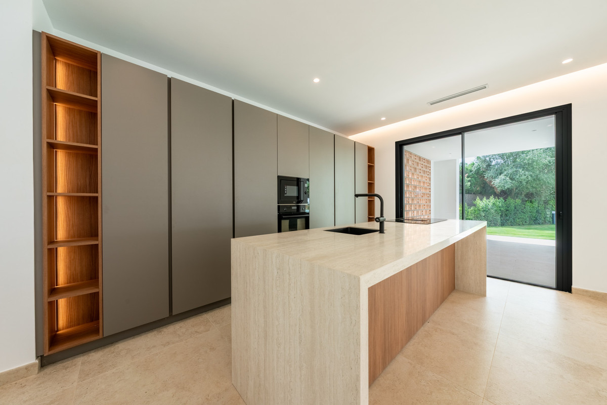 Se vende Villa - Chalet de 6 dormitorios en Costa Del Sol, Cadiz, España