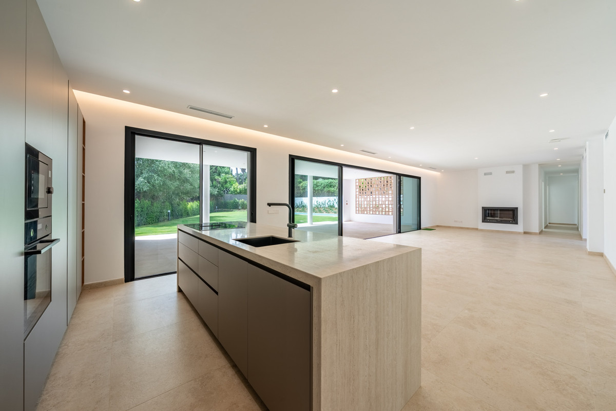 Se vende Villa - Chalet de 6 dormitorios en Costa Del Sol, Cadiz, España