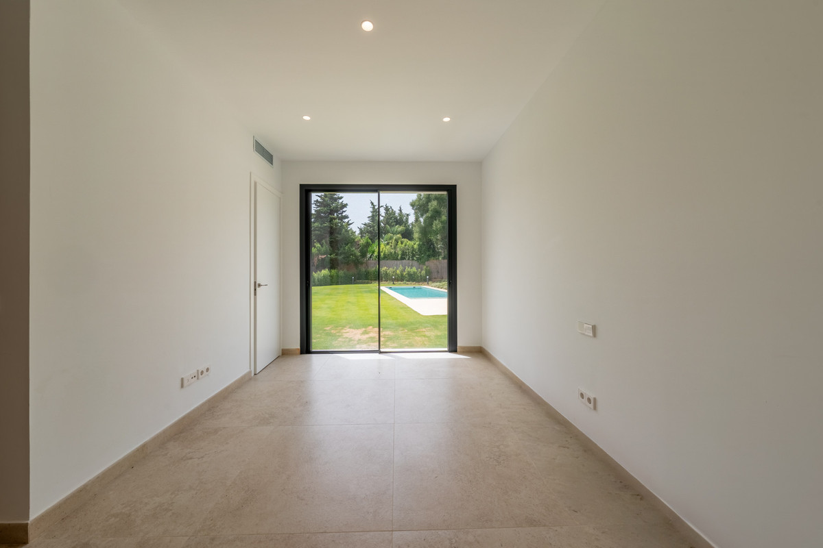 Se vende Villa - Chalet de 6 dormitorios en Costa Del Sol, Cadiz, España