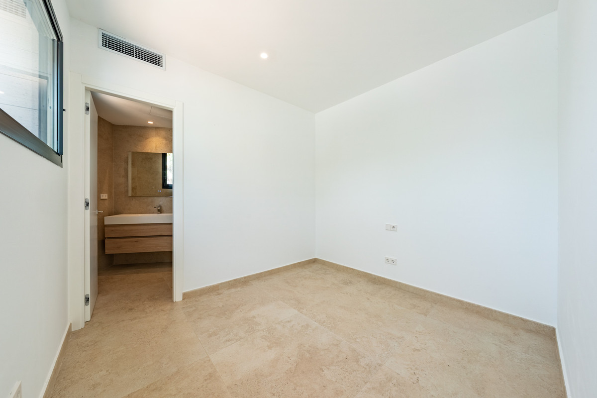 Se vende Villa - Chalet de 6 dormitorios en Costa Del Sol, Cadiz, España