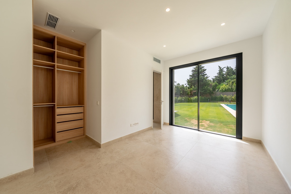 Se vende Villa - Chalet de 6 dormitorios en Costa Del Sol, Cadiz, España