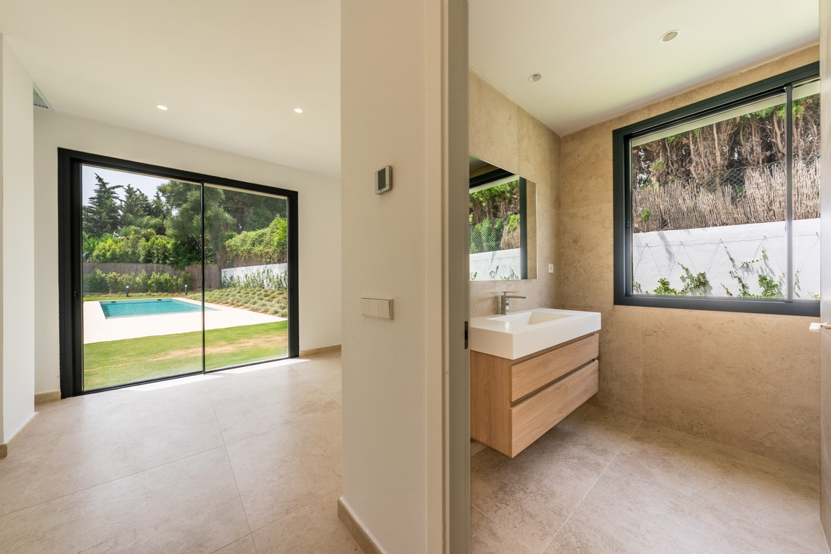 Se vende Villa - Chalet de 6 dormitorios en Costa Del Sol, Cadiz, España