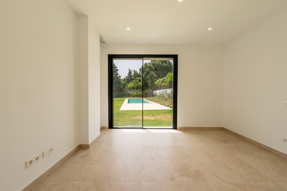 Se vende Villa - Chalet de 6 dormitorios en Costa Del Sol, Cadiz, España