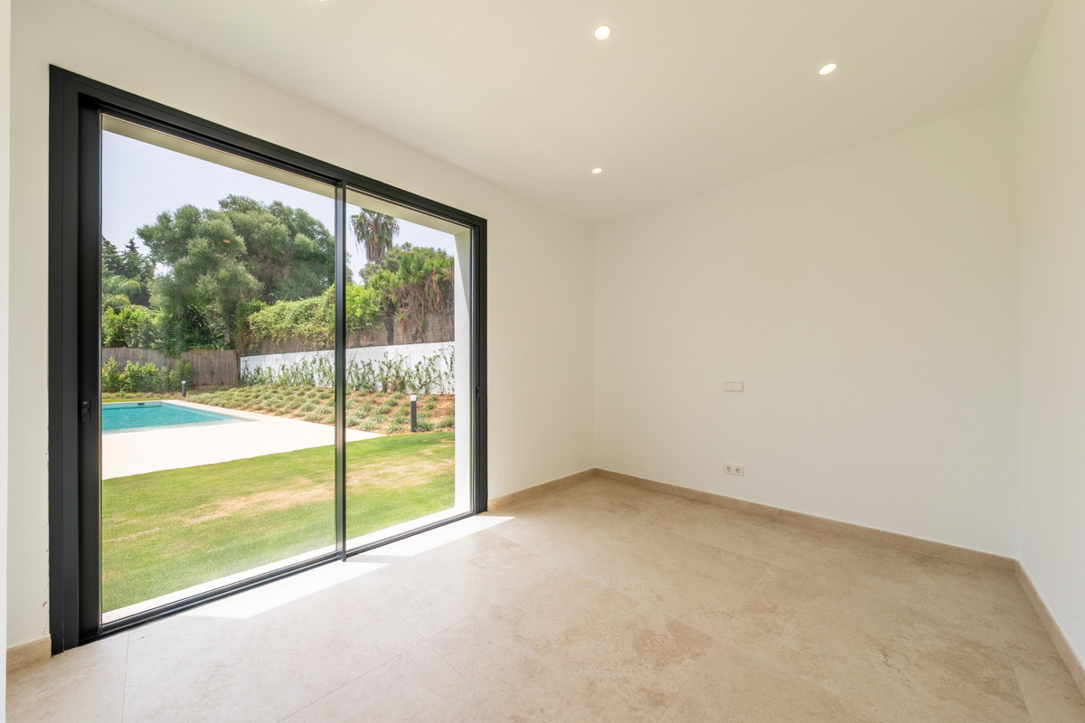 Se vende Villa - Chalet de 6 dormitorios en Costa Del Sol, Cadiz, España