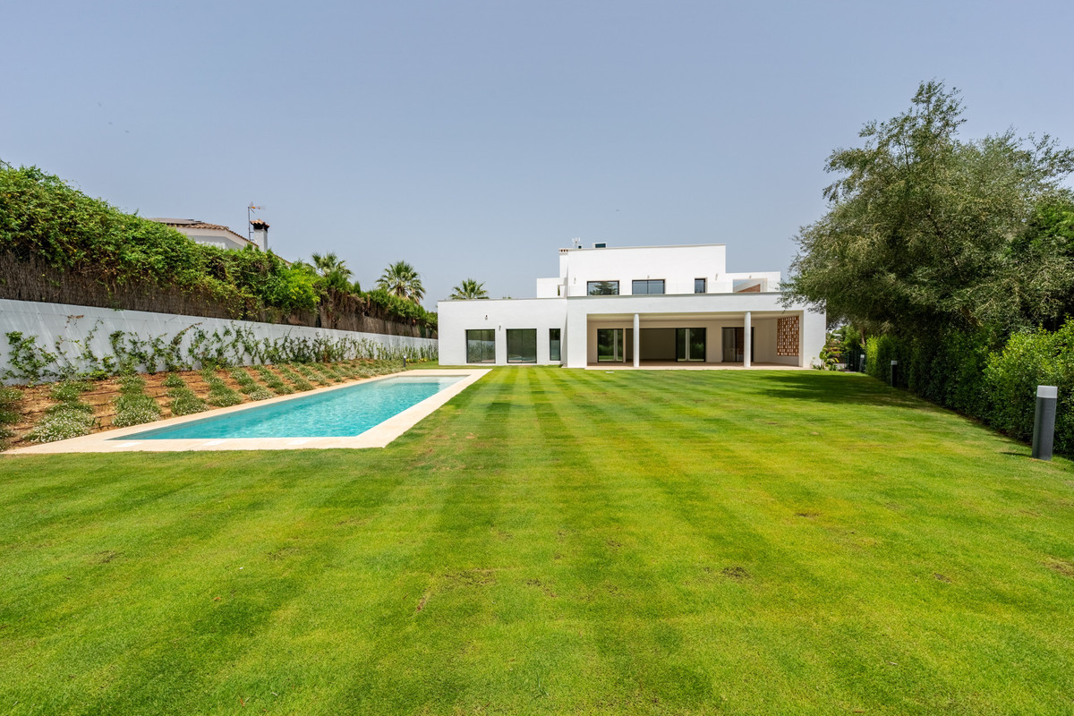Se vende Villa - Chalet de 6 dormitorios en Costa Del Sol, Cadiz, España