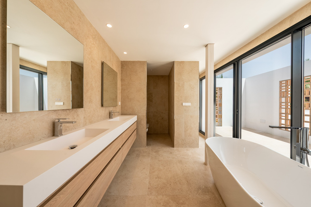 Se vende Villa - Chalet de 6 dormitorios en Costa Del Sol, Cadiz, España