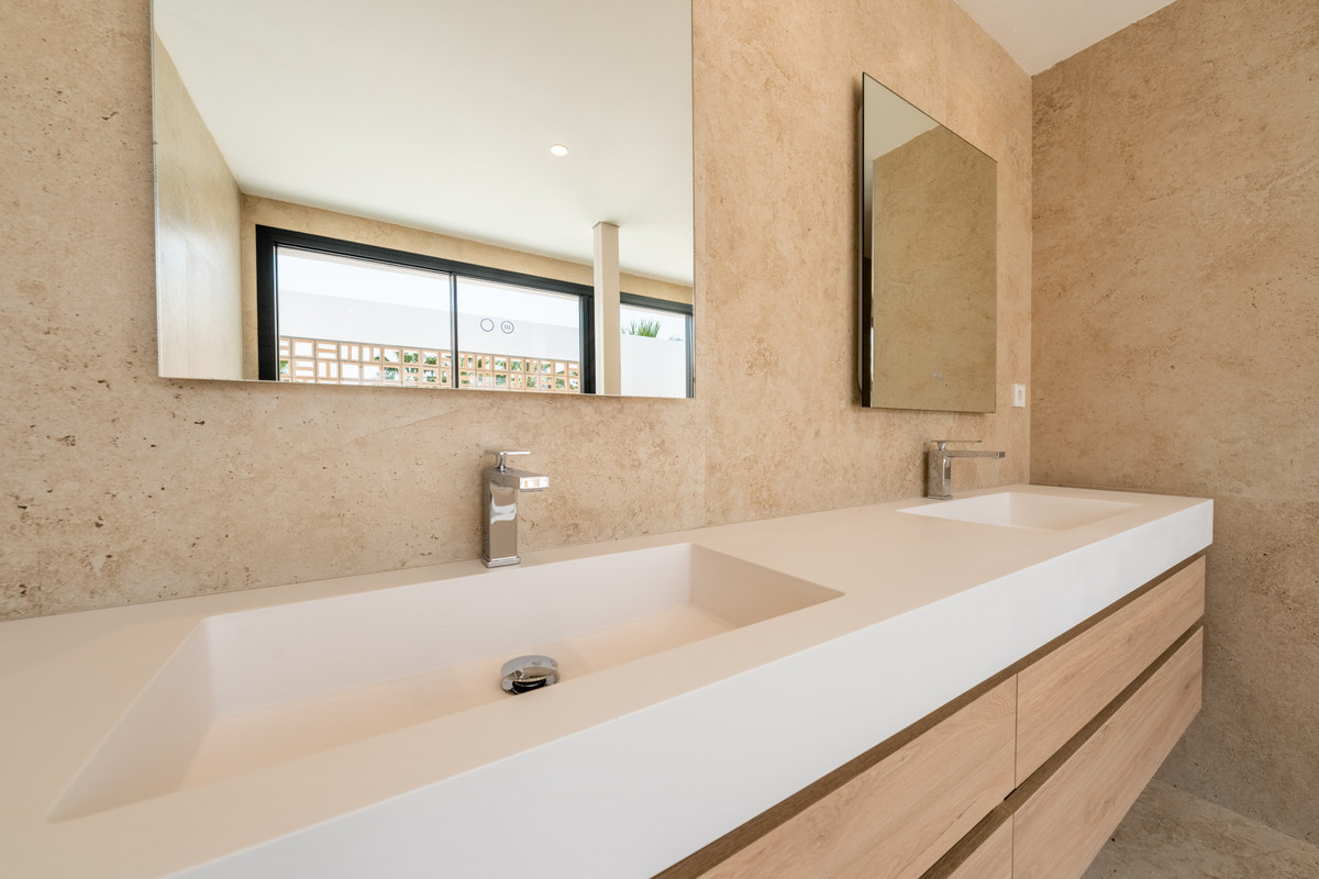 Se vende Villa - Chalet de 6 dormitorios en Costa Del Sol, Cadiz, España