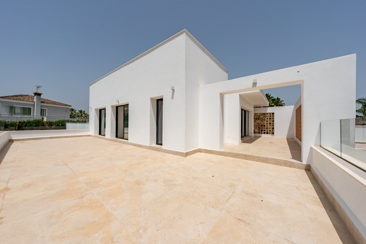 Se vende Villa - Chalet de 6 dormitorios en Costa Del Sol, Cadiz, España