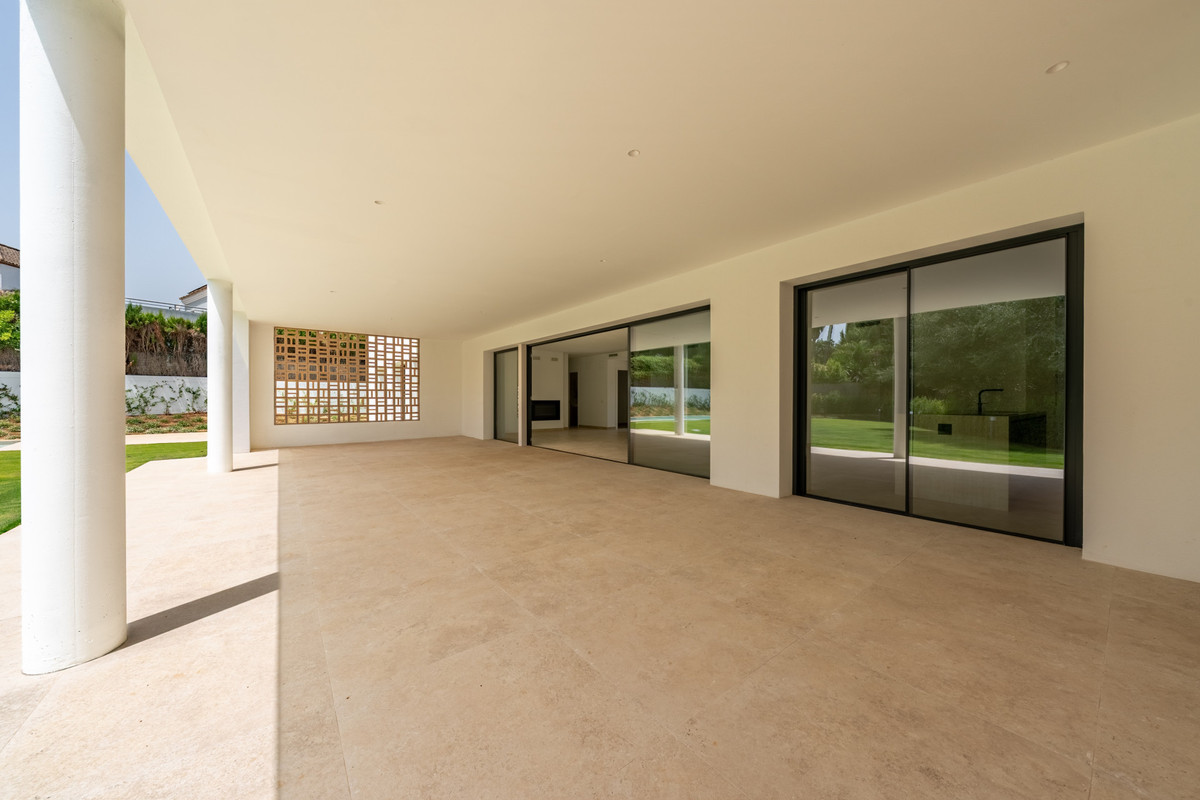 Se vende Villa - Chalet de 6 dormitorios en Costa Del Sol, Cadiz, España