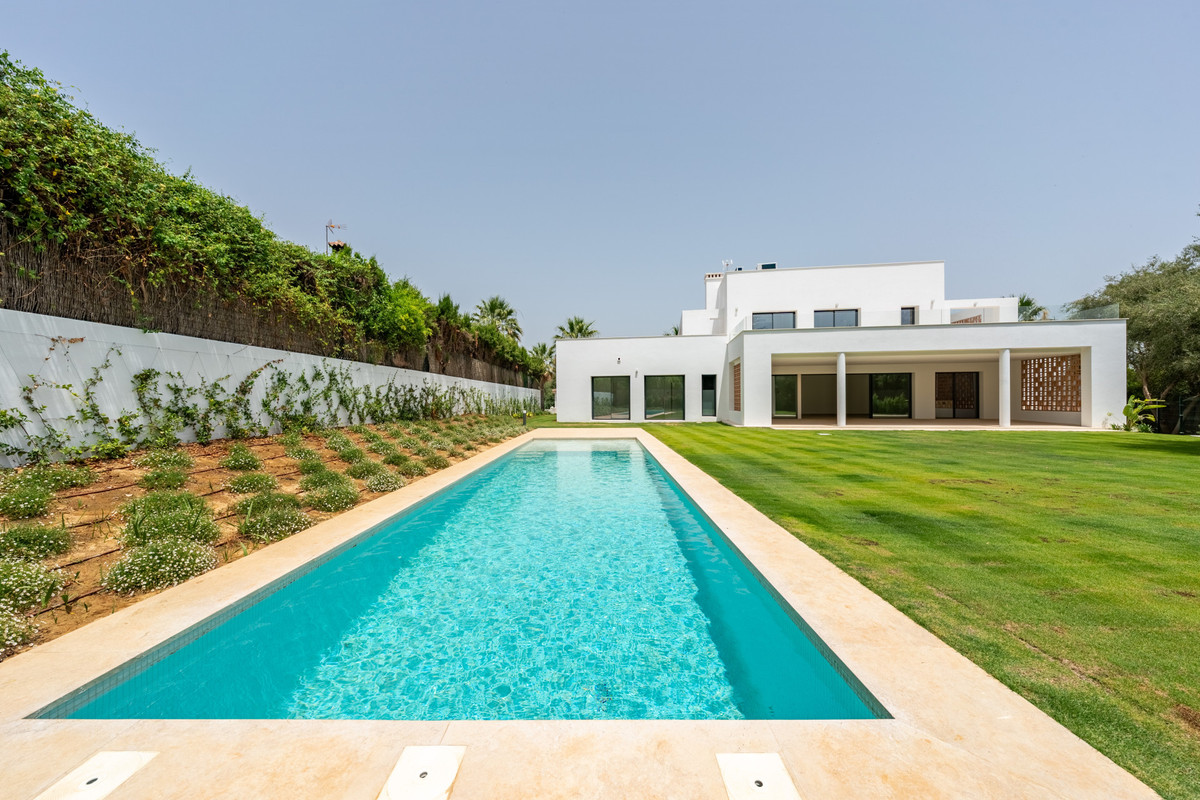 Se vende Villa - Chalet de 6 dormitorios en Costa Del Sol, Cadiz, España