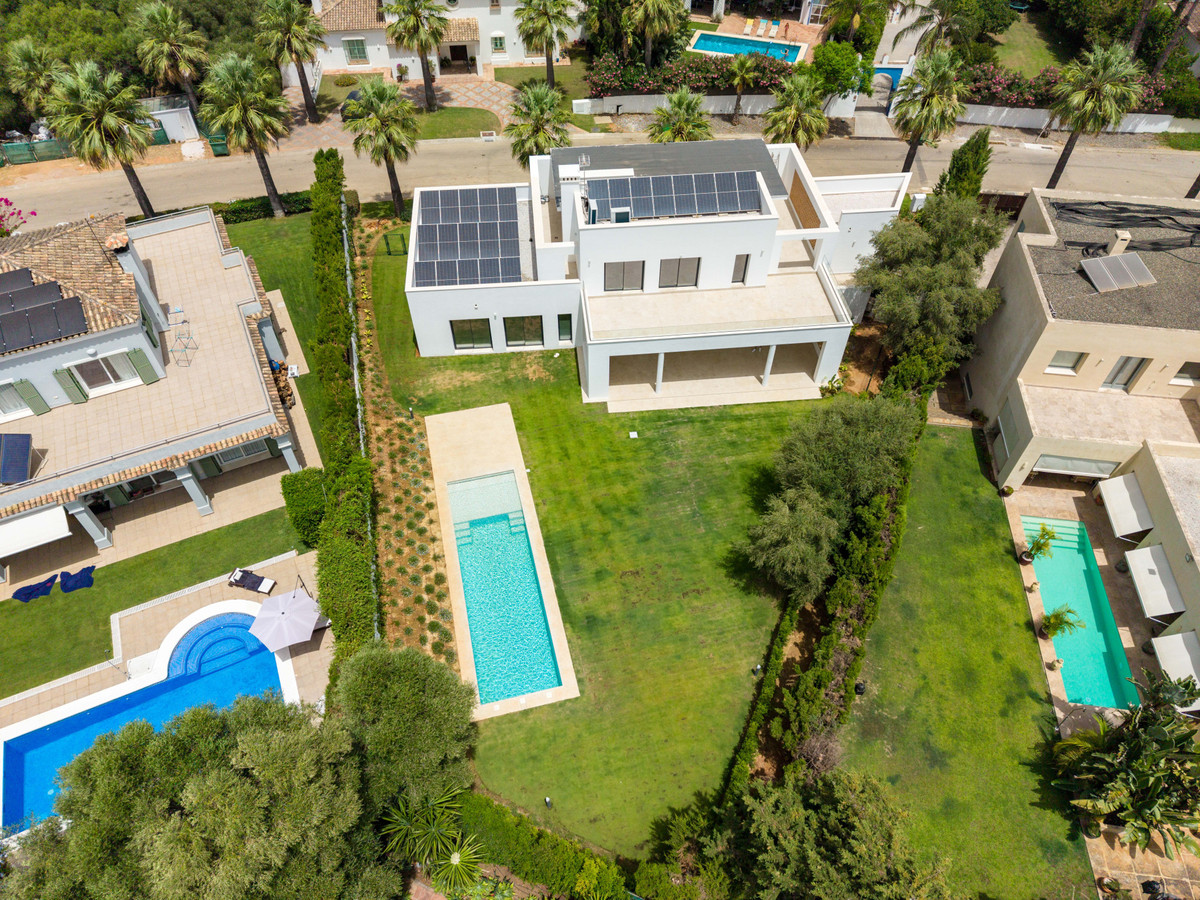 Se vende Villa - Chalet de 6 dormitorios en Costa Del Sol, Cadiz, España