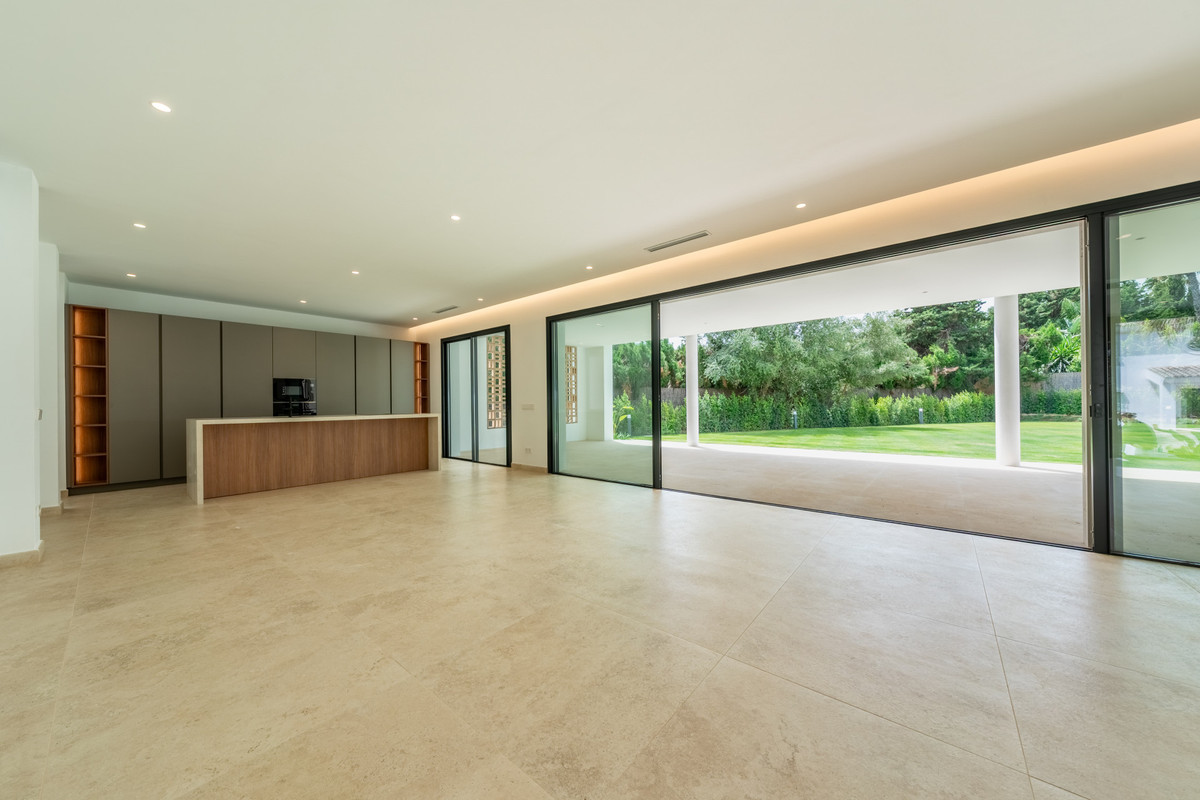 Se vende Villa - Chalet de 6 dormitorios en Costa Del Sol, Cadiz, España