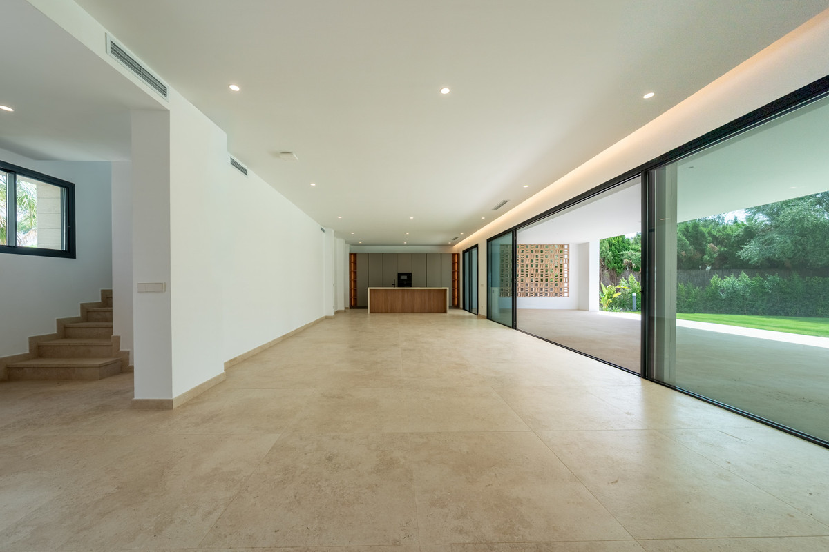 Se vende Villa - Chalet de 6 dormitorios en Costa Del Sol, Cadiz, España