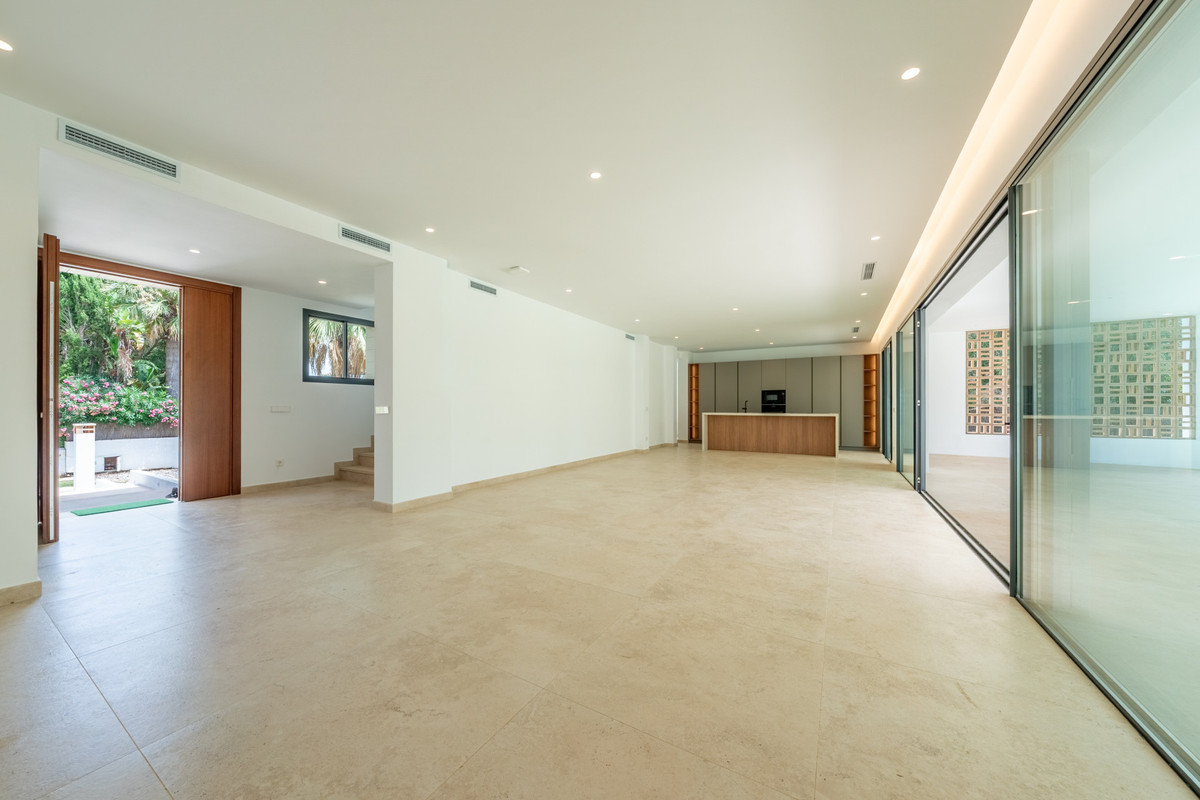 Se vende Villa - Chalet de 6 dormitorios en Costa Del Sol, Cadiz, España