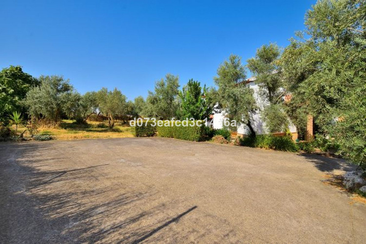 5 Bed Townhouse for sale in Arriate Costa Del Sol, Málaga, Spain