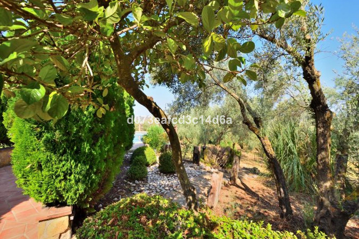 5 Bed Townhouse for sale in Arriate Costa Del Sol, Málaga, Spain