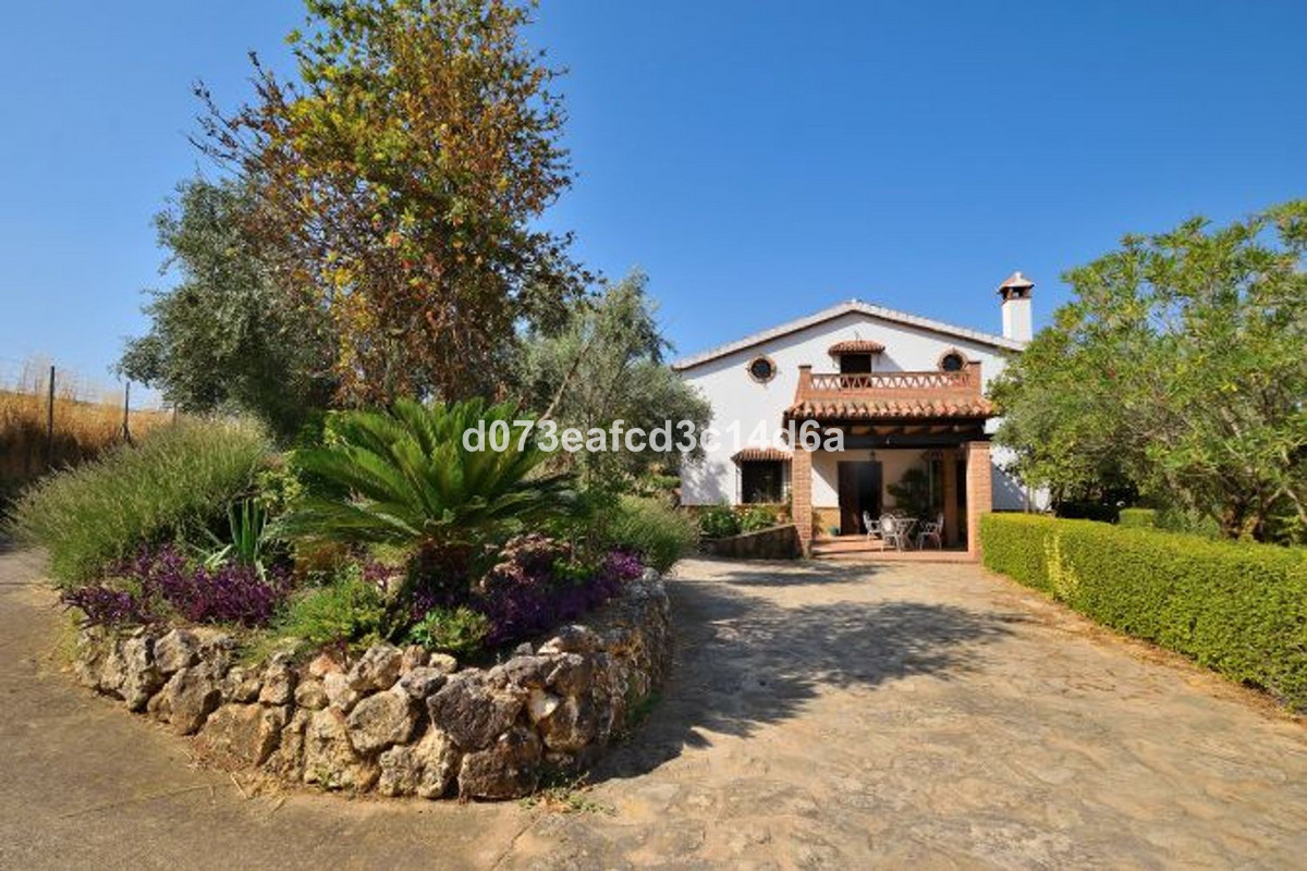 5 Bed Townhouse for sale in Arriate Costa Del Sol, Málaga, Spain