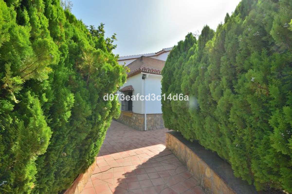 5 Bed Townhouse for sale in Arriate Costa Del Sol, Málaga, Spain