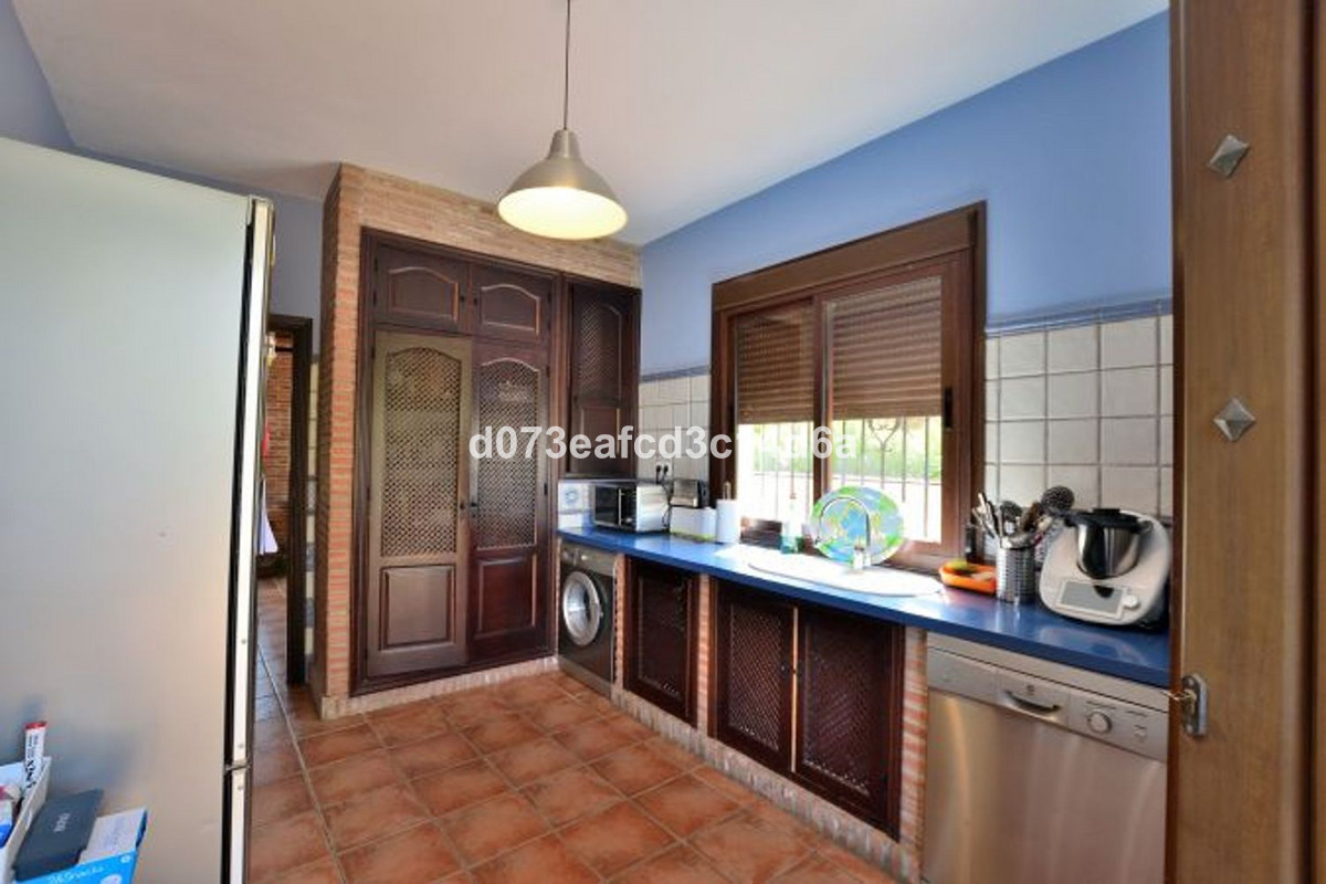 5 Bed Townhouse for sale in Arriate Costa Del Sol, Málaga, Spain