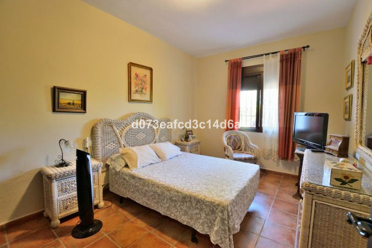 5 Bed Townhouse for sale in Arriate Costa Del Sol, Málaga, Spain