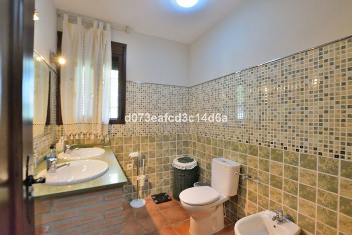 5 Bed Townhouse for sale in Arriate Costa Del Sol, Málaga, Spain