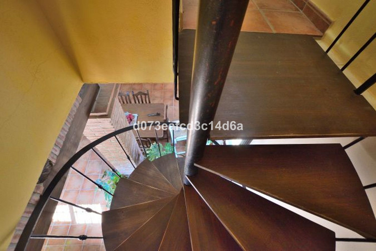 5 Bed Townhouse for sale in Arriate Costa Del Sol, Málaga, Spain
