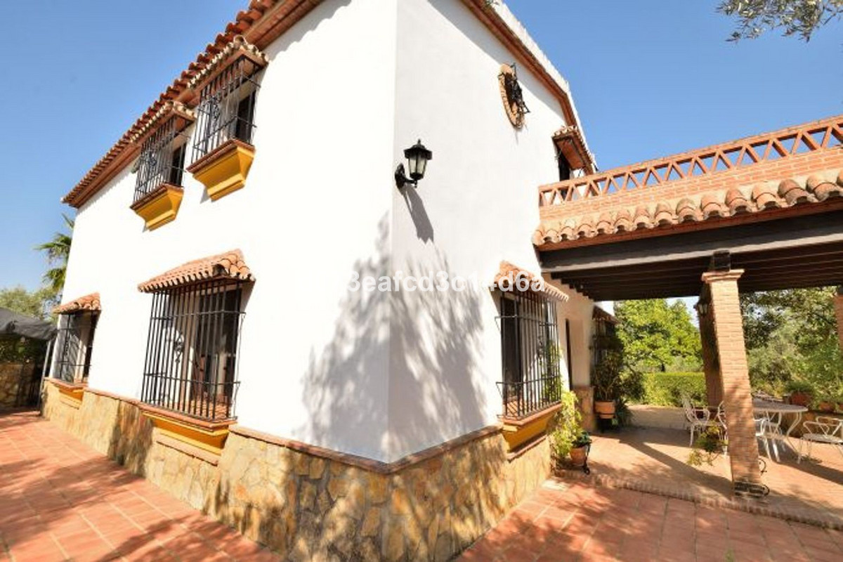 5 Bed Townhouse for sale in Arriate Costa Del Sol, Málaga, Spain