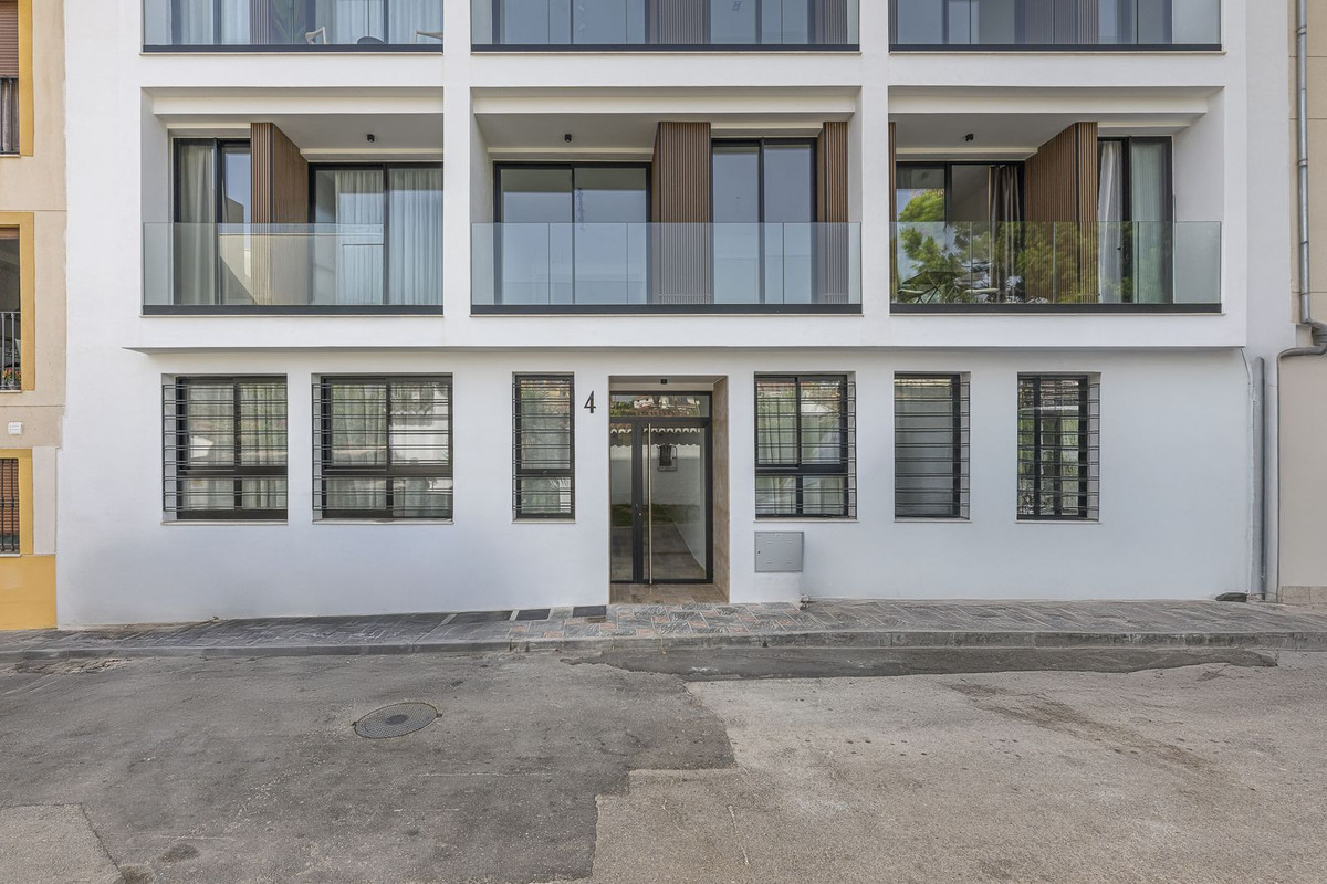 2 Bed Apartment for sale in Fuengirola Costa Del Sol, Málaga, Spain