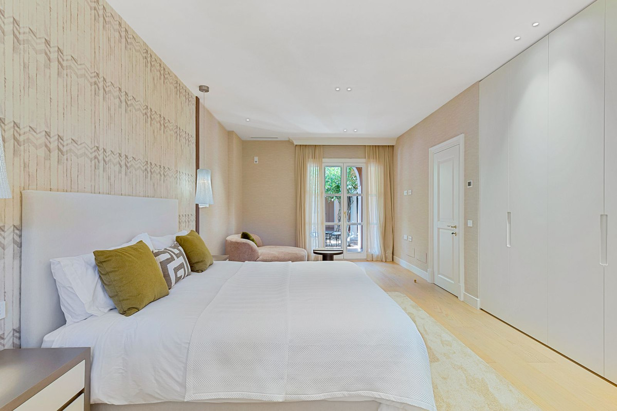 6 Bed Townhouse for sale in Benahavís Costa Del Sol, Málaga, Spain