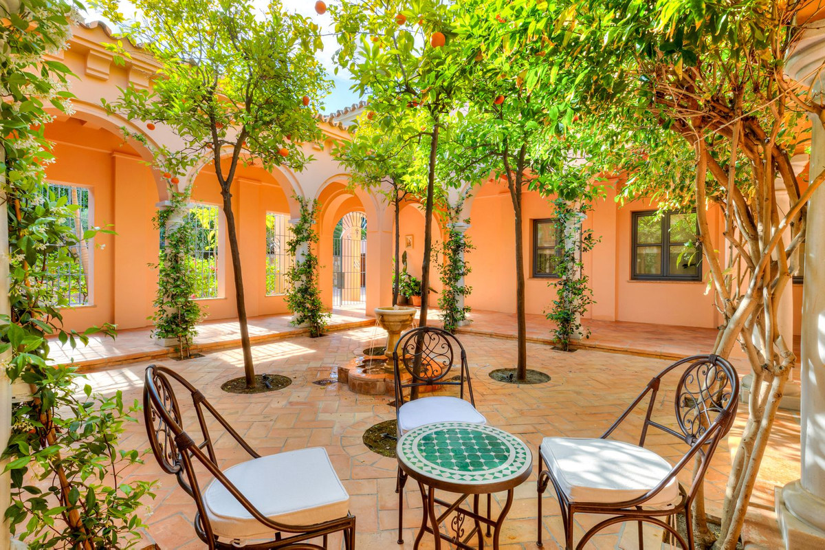 6 Bed Townhouse for sale in Benahavís Costa Del Sol, Málaga, Spain
