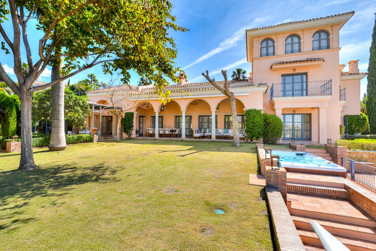 6 Bed Townhouse for sale in Benahavís Costa Del Sol, Málaga, Spain