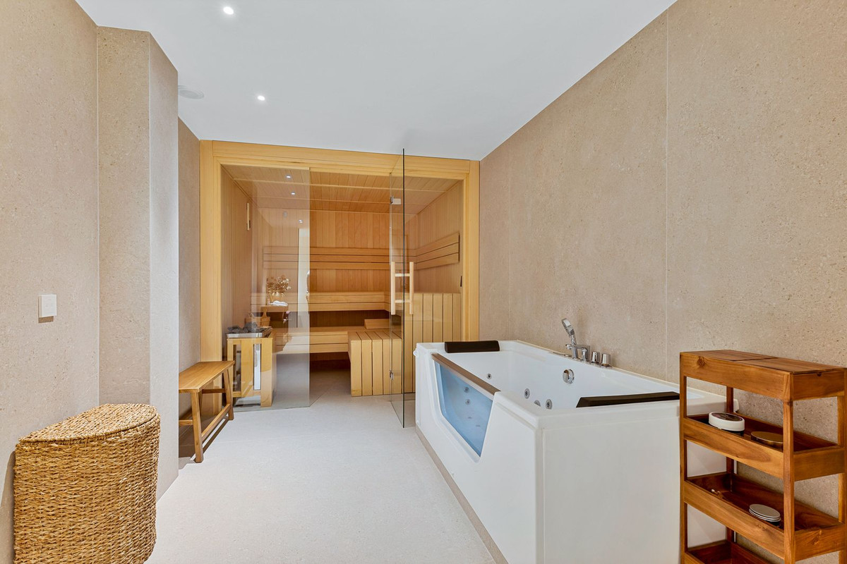 6 Bed Townhouse for sale in Benahavís Costa Del Sol, Málaga, Spain