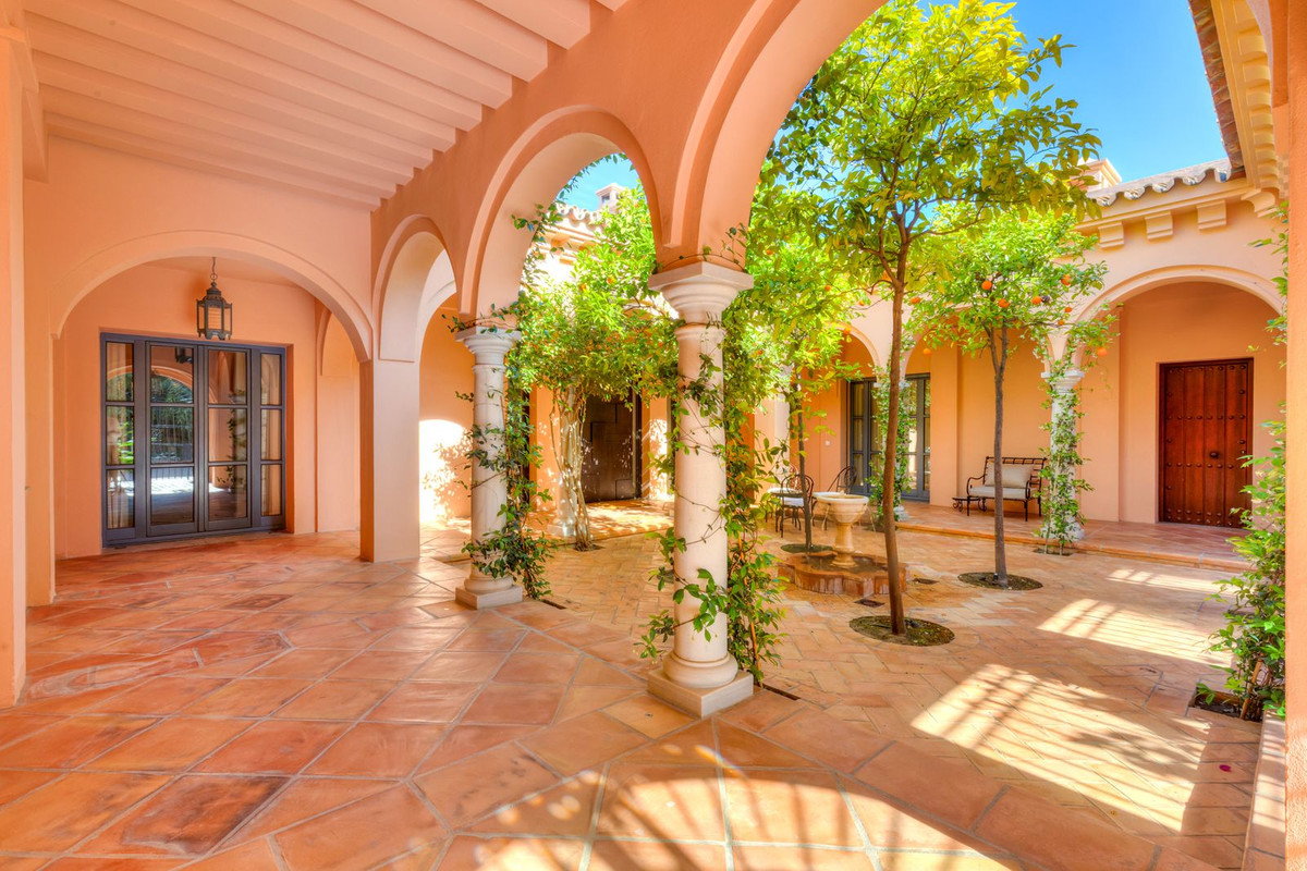 6 Bed Townhouse for sale in Benahavís Costa Del Sol, Málaga, Spain