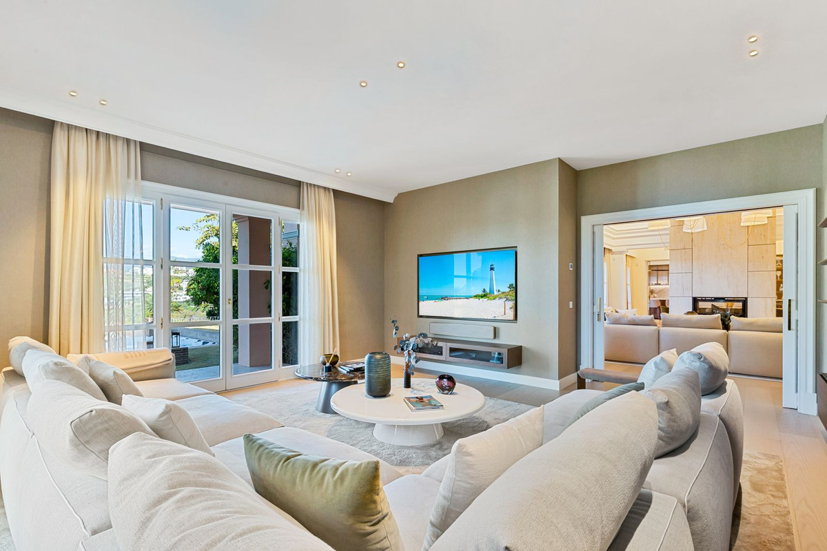 6 Bed Townhouse for sale in Benahavís Costa Del Sol, Málaga, Spain