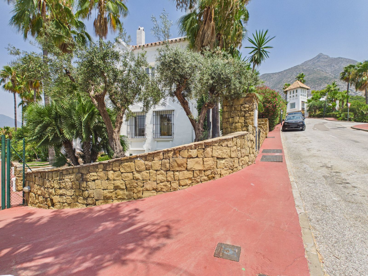 4 Bed Townhouse for sale in Istán Costa Del Sol, Málaga, Spain