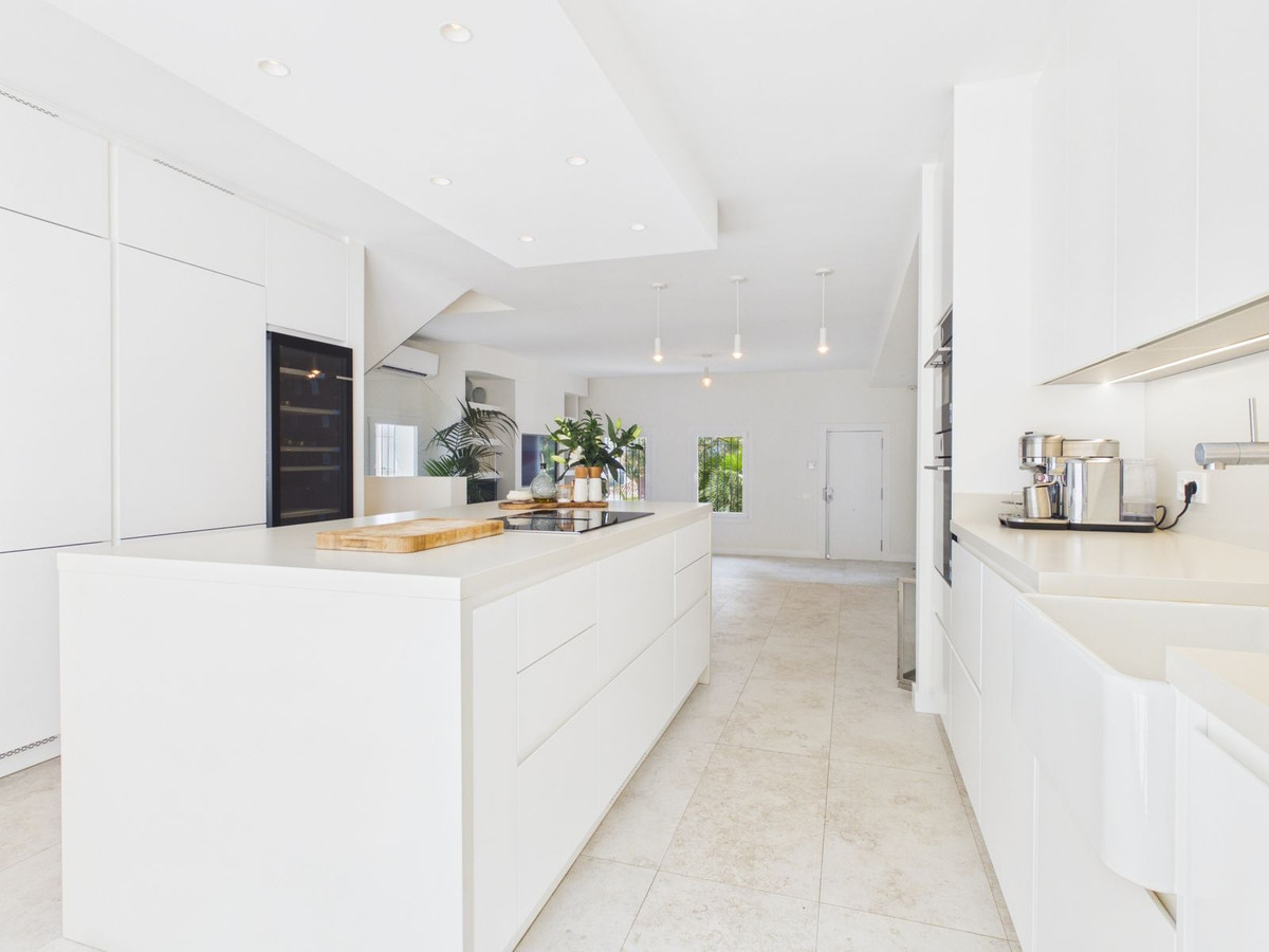 4 Bed Townhouse for sale in Istán Costa Del Sol, Málaga, Spain