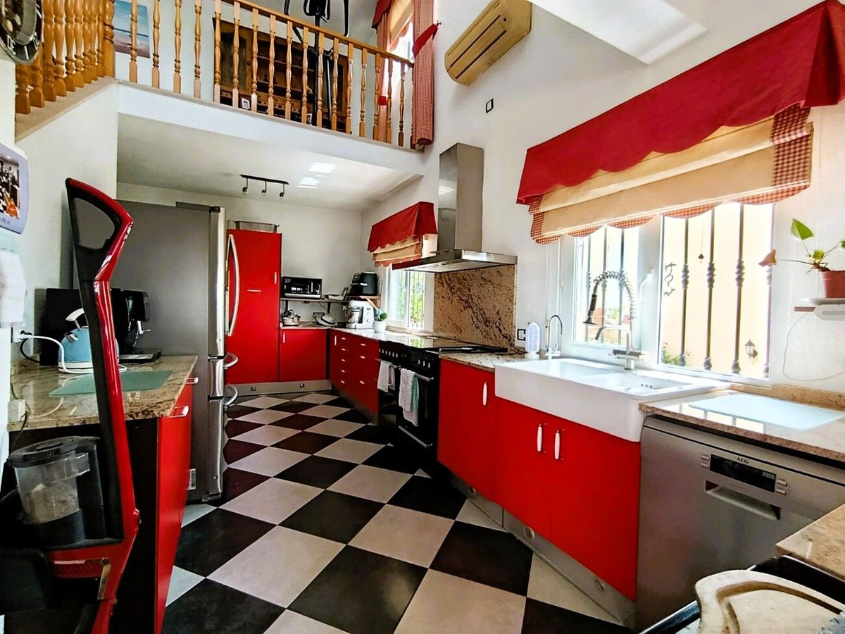 Se vende Villa - Chalet de 4 dormitorios en Costa Blanca, Alicante, España