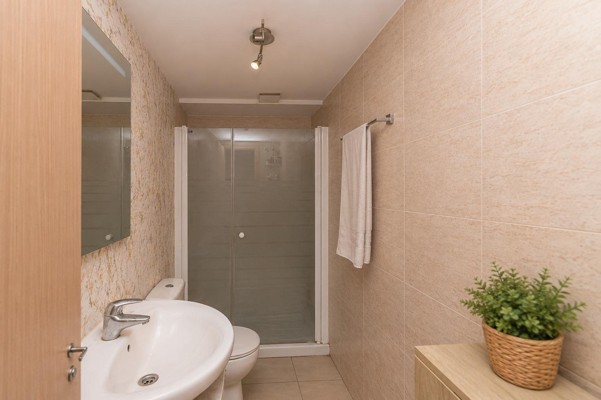 Se vende Apartamento Planta Media de 2 dormitorios en Costa Del Sol, Málaga, España
