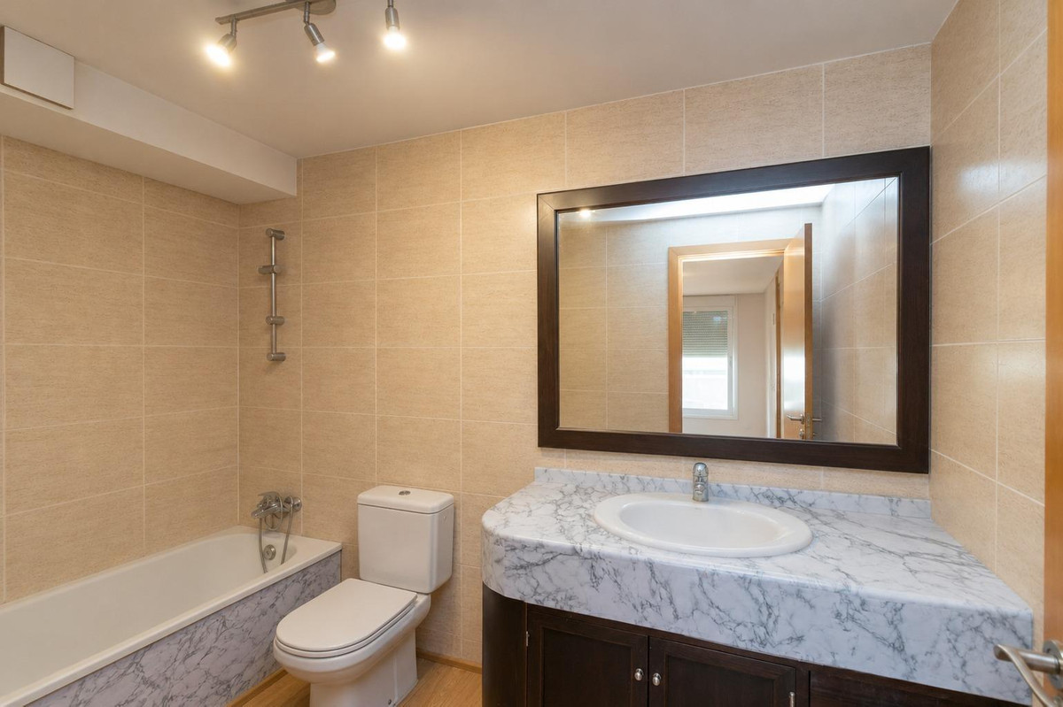 Se vende Apartamento Planta Media de 2 dormitorios en Costa Del Sol, Málaga, España